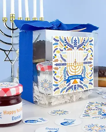 מסיבת חנוכה: סופגניות ומארז מזוודה